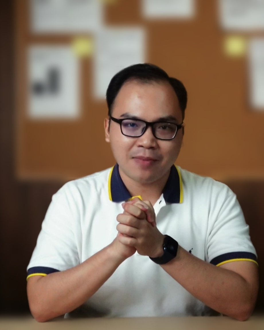 Hoàng Ngọc Tiến tại bàn làm việc